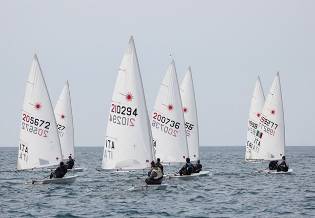 dinghy students learning to sail 