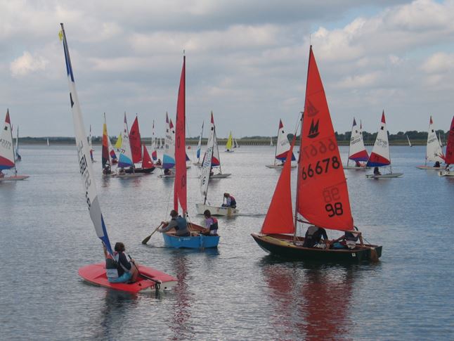 dinghy sailing school in open water